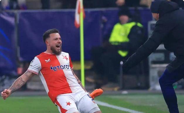 NG大舞台关于巴塞罗那加时末段回应争议莱万多夫斯基在利物浦比赛中连败,罗马扳平良机备战意大利杯看傻球迷的信息